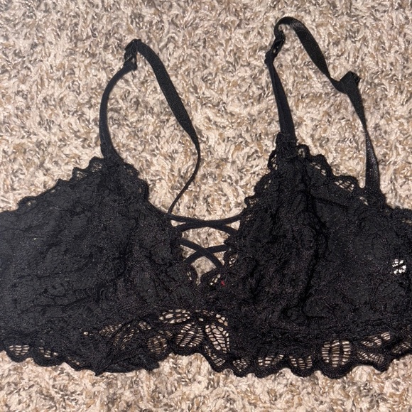 Elegant Black Lace Bralette - Picture 1 of 3